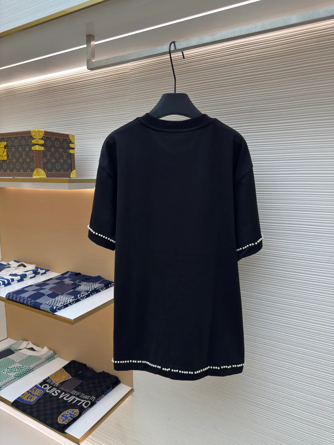 LOUIS VUITTON pearl line embroidered T-shirt ●Authentic product: purchased and developed for 12700 ●Item number: 1680107-A45 ●Fabric: cotton plain fabric ●Technology: dust-free wool production ●Version: fitted version ●Weight: about 310 grams ●Size: XS-S-M-L ●Description: The fabric is made of 32s double-ply cotton plain weave. The hairiness of the cloth surface is treated with dust-free wool processing. The finished fabric is passed through a mercerizing machine to increase the gloss of the fabric. It is equipped with a 26s double-yarn horizontal machine to weave 1*1 ribs. The front panel is embroidered with a Tajima embroidery machine imported from Japan. The rayon base film has three-dimensional embroidered letters. , the front and back hem cuffs are manually swept with powder to draw positioning lines, and the cut pieces are laid out according to the lines drawn on the actual sample, and 6-mile pearl beads are used. The special bead making machine refers to the original bead spacing and automatically beads according to the length of the yard. The overall wiring is straight and delicate, the fabric is comfortable and soft, and the color is consistent without color difference. It can be matched with the same style to create a fashionable look and control various occasions. Customized accessories, complete with three standards, same style for men and women!